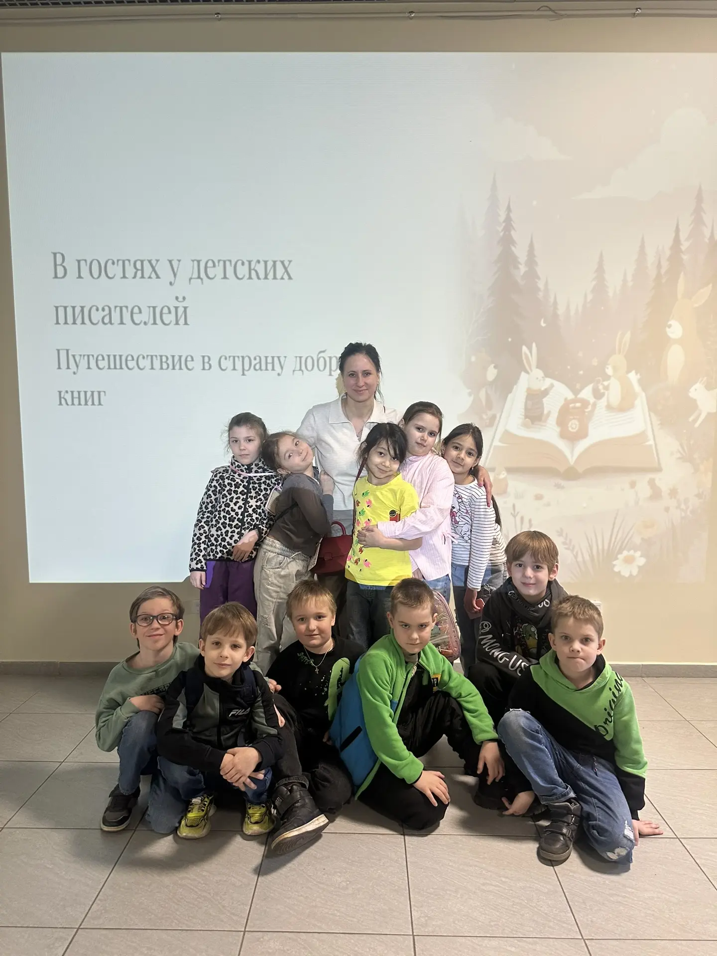 📚 Перед каникулами ученики 1 «А» класса посетили библиотеку, где для них прошла увлека...
