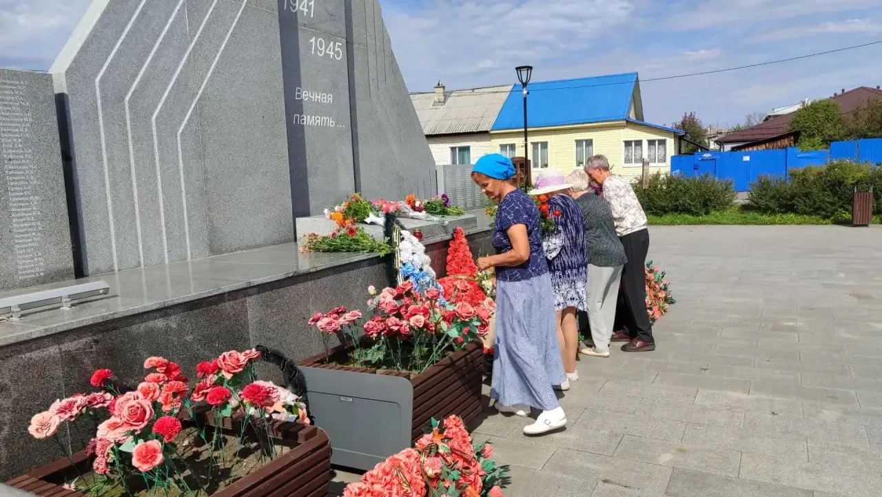 26.08.2026 года на площади «Центральная» в п. Троицкий, прошла акция «Цветы Героям»колл...