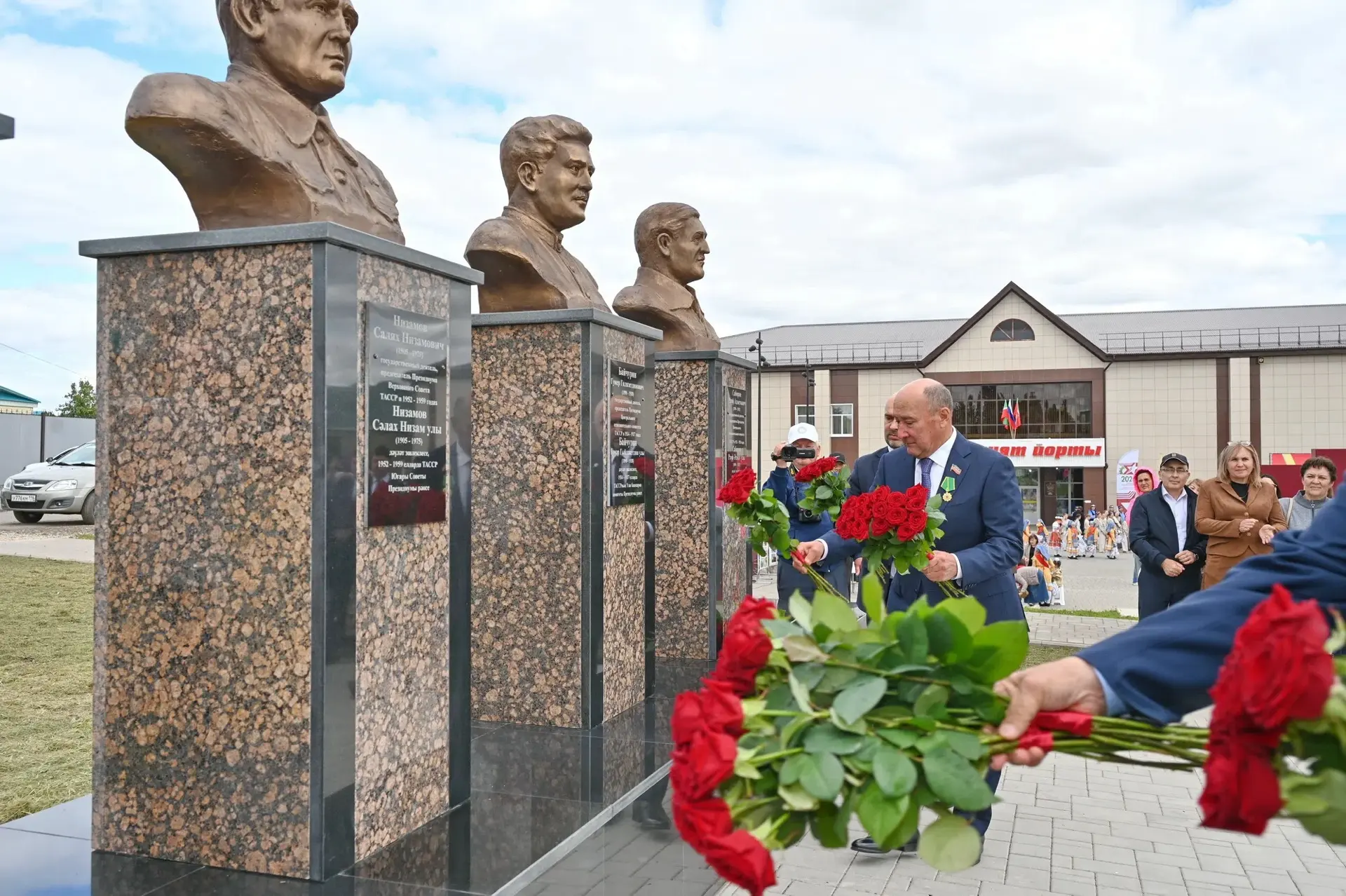Аллея бюстов выдающимся уроженцам Тюлячинского района открылась в центральном парке сел...