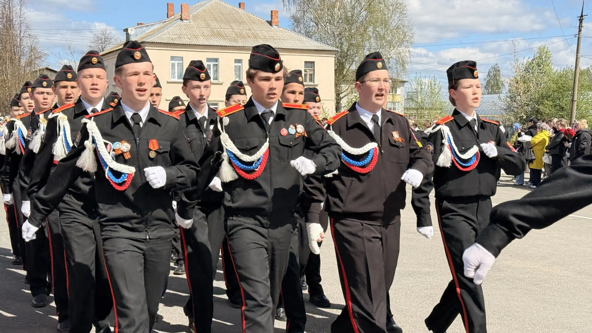 В рамках праздничного мероприятия прошёл парад юнармейцев — обучающиеся Советского района прошли стр
