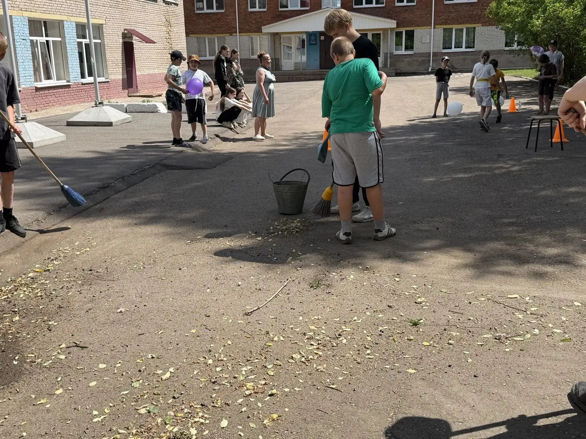 В пришкольном лагере труда и отдыха «Росток» прошел активный день! Ребята подметали территорию и соб
