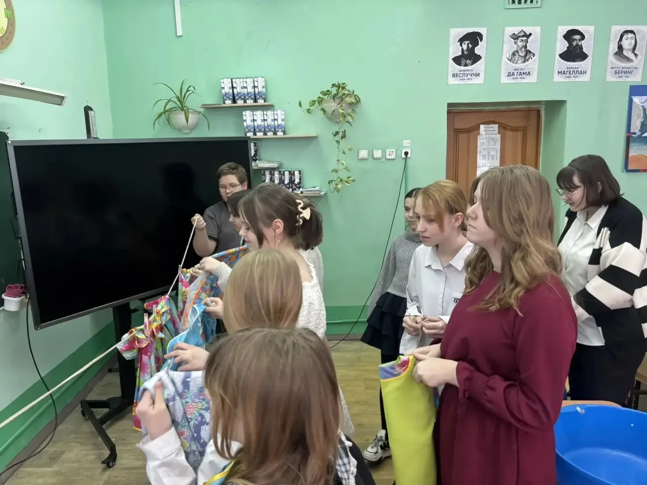 К 23 февраля традиционно проводят спортивные соревнования для мальчиков,  сильная половина параллели