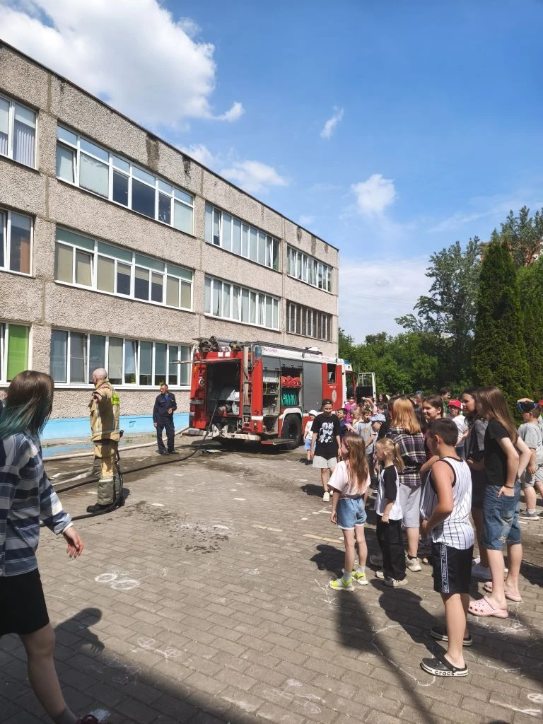 8 июня в наш лагерь приезжала настоящая пожарная машина!
Пожарные напомнили ребятам о важности соблю