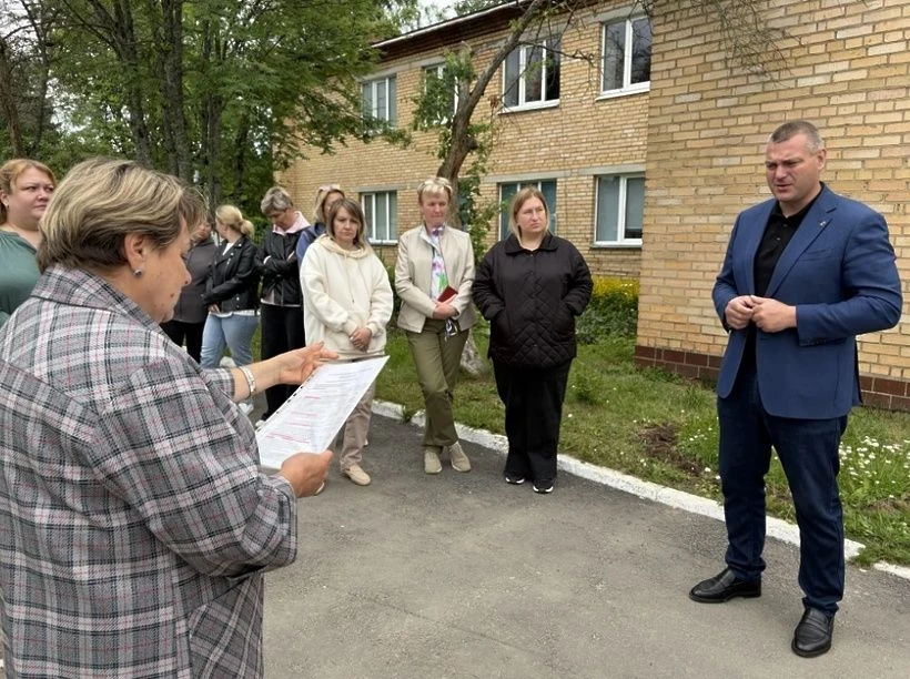 🛠️ Ремонт в «Буревестнике» - под контролем депутатов и родителей!

В Смирновке начался капремонт кр