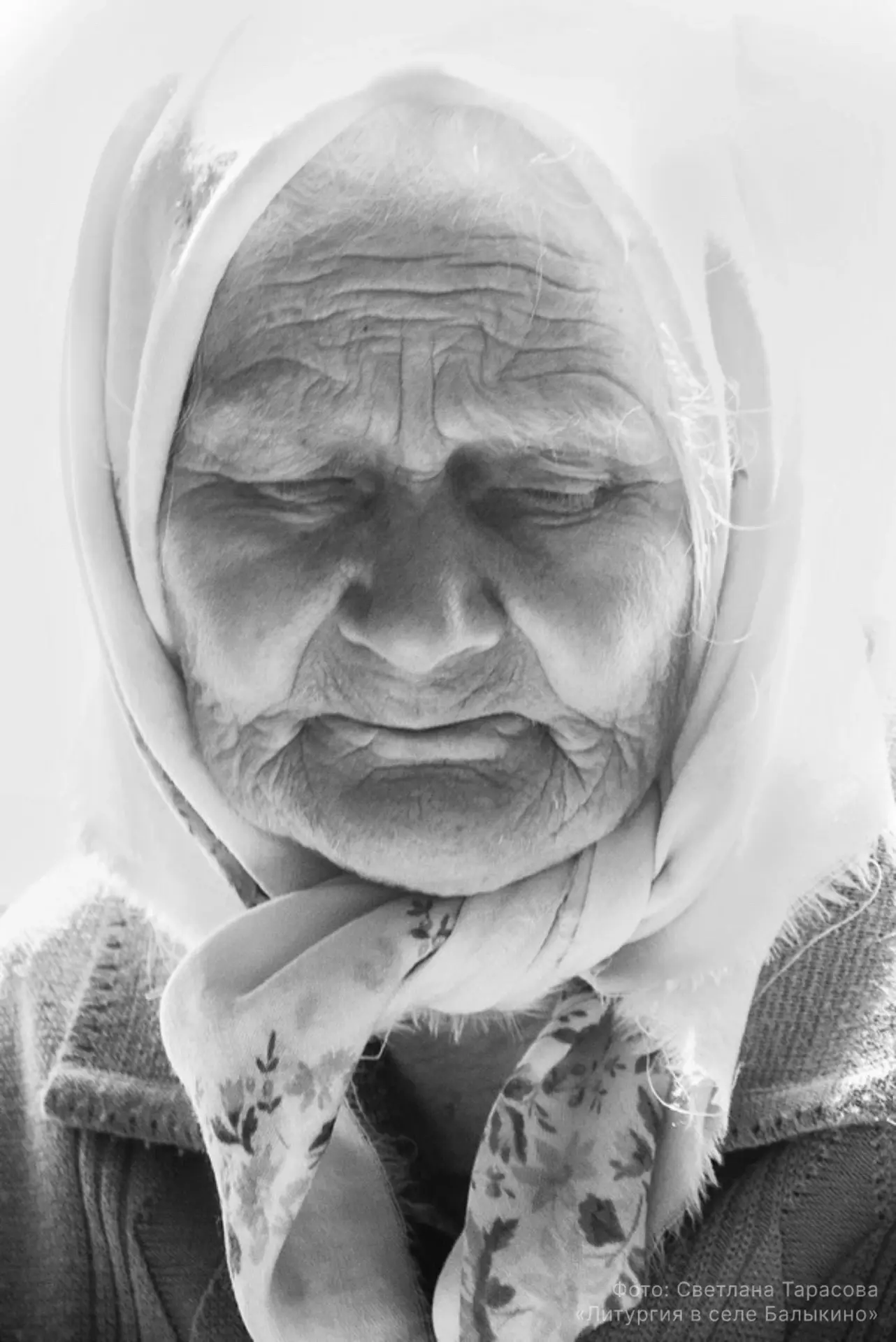 Господи, за что мне всё это?

В темной однокомнатной квартире на кровати лежала старая женщина. В кв