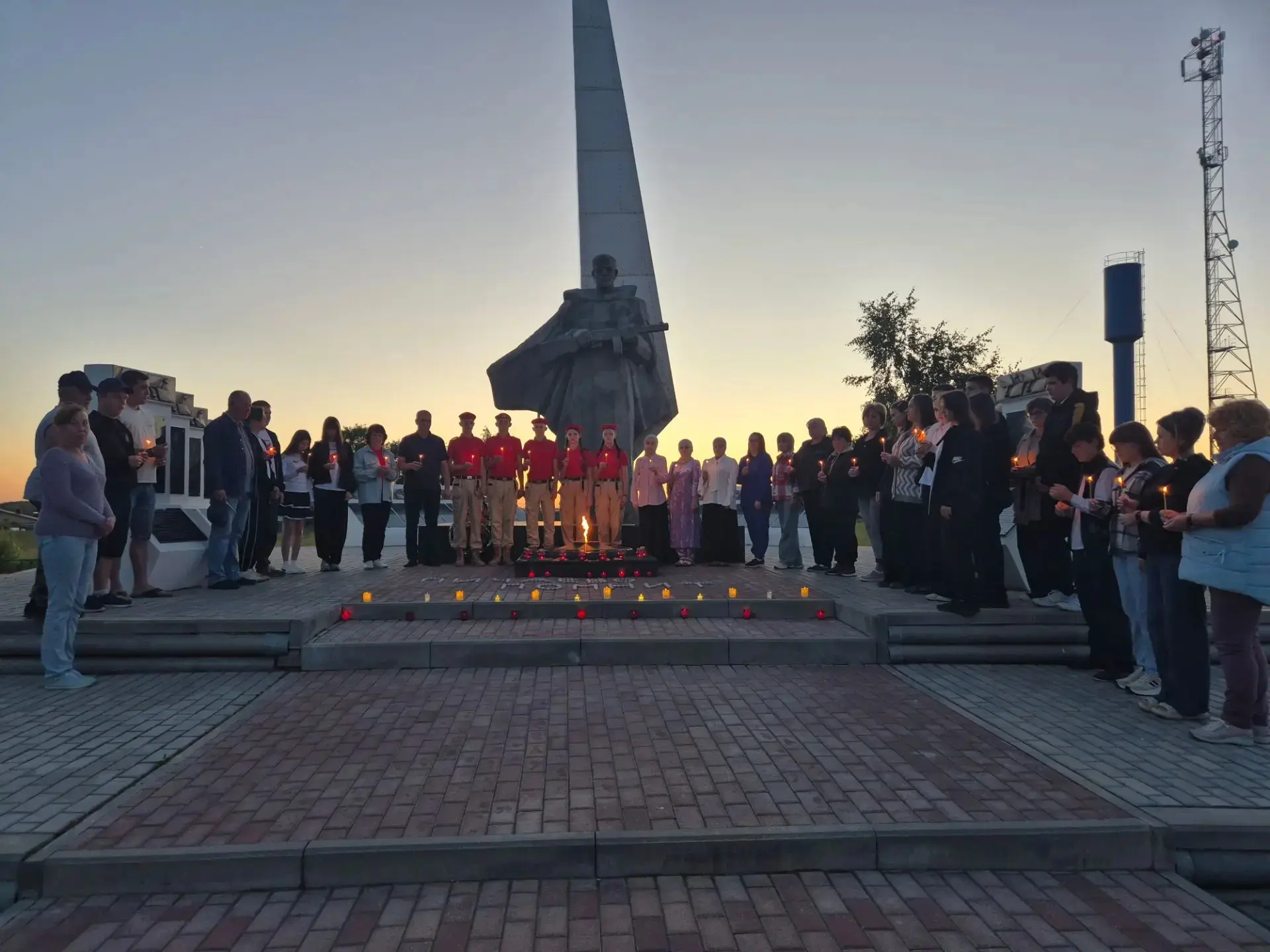 🔥 С 2004 года 22 июня в День памяти и скорби люди по всей России выходят на улицы и зажигают свечи,