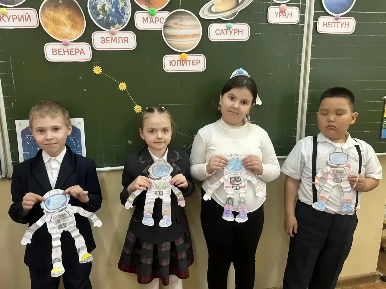 🚀 Обычный урок труда? Нет, не сегодня!  Сегодня ребята 1 «Г» класса отправились в настоящую космичес