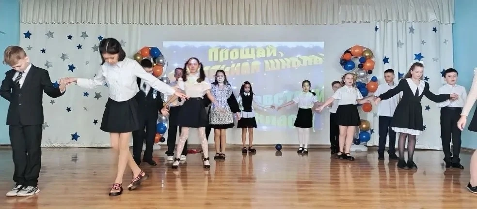 🎉 В Анадыре прошёл ещё один важный выпускной вечер   Четвероклассники из Основной общеобразовательно