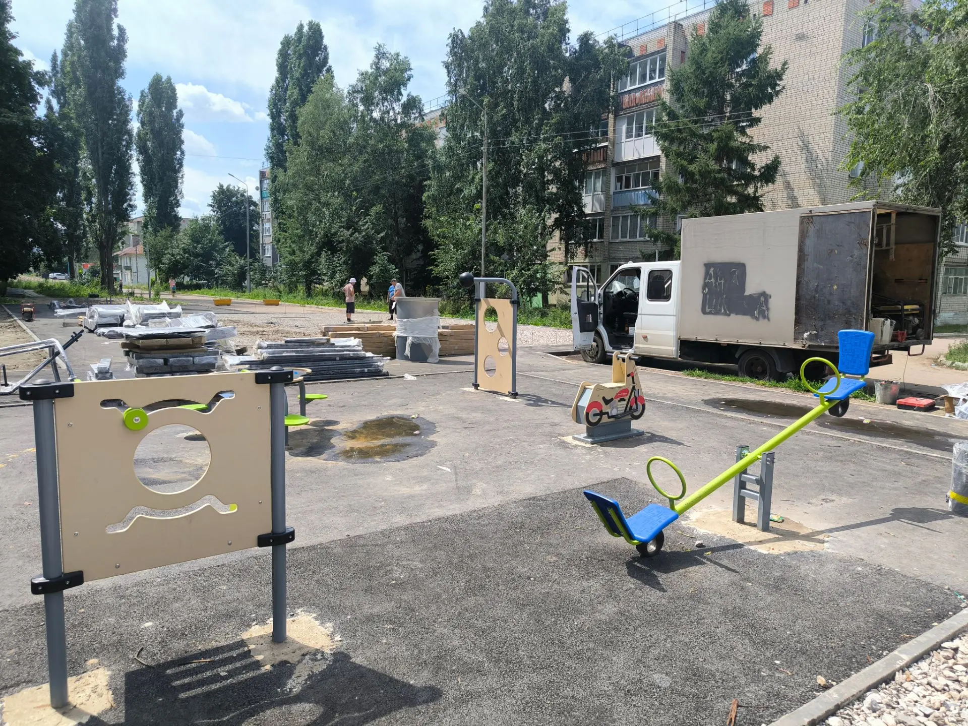 В сквере на Марата начали ставить большой игровой комплекс

Подрядчик приступил к установке игрового