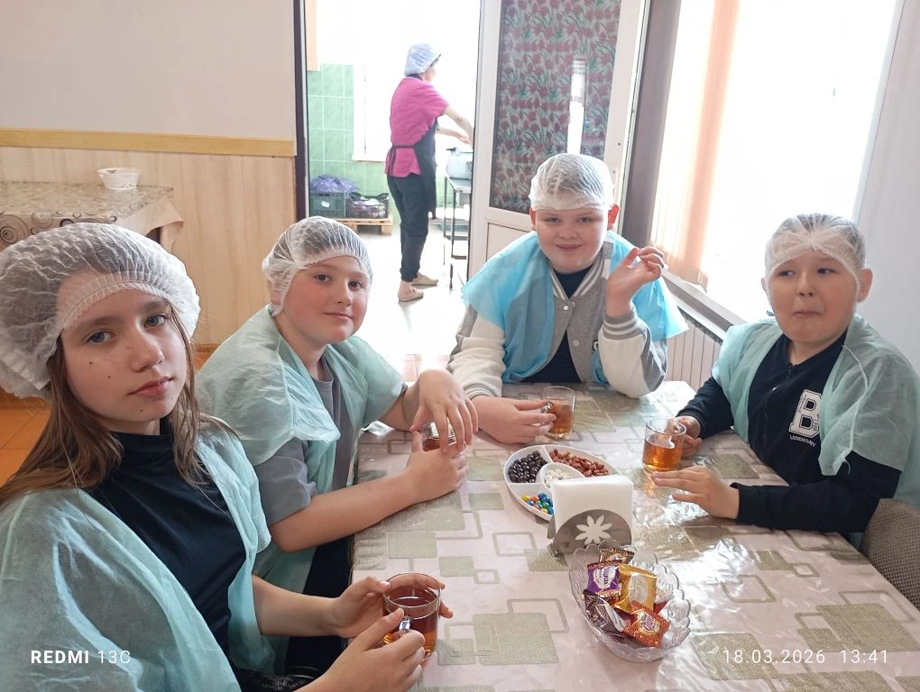 Орлята из 4" Б" класса побывали в настоящем сладком путешествии! Они посетили шоколадную фабрику. 🍫🍫