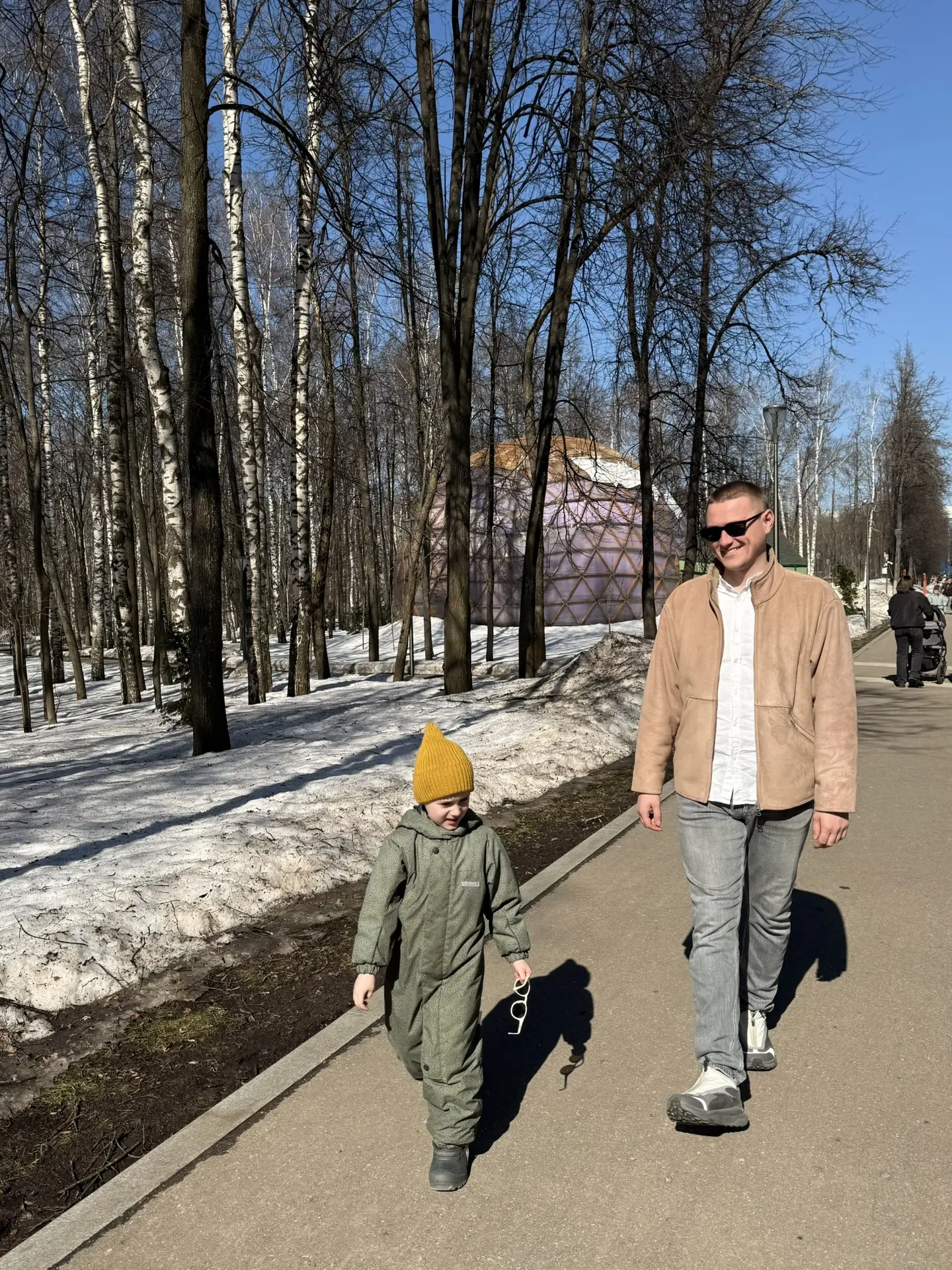 Первые после зимы: бабочки, белочки, кормления малышки на лавочке и дневной сон в парке, пикник – пр