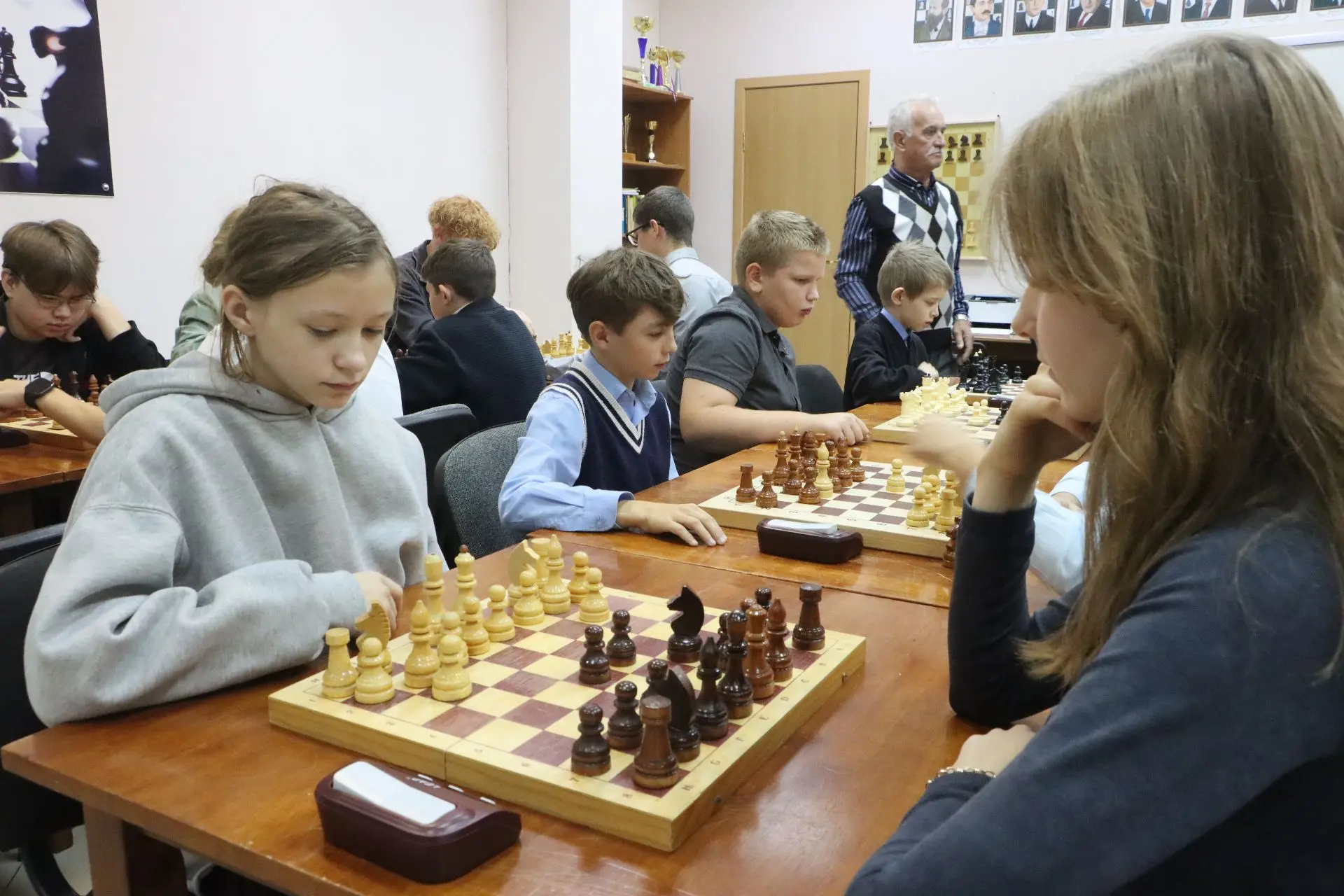 В бескомпромиссной борьбе на клеточных полях в рамках ежегодного турнира по шахматам ср...