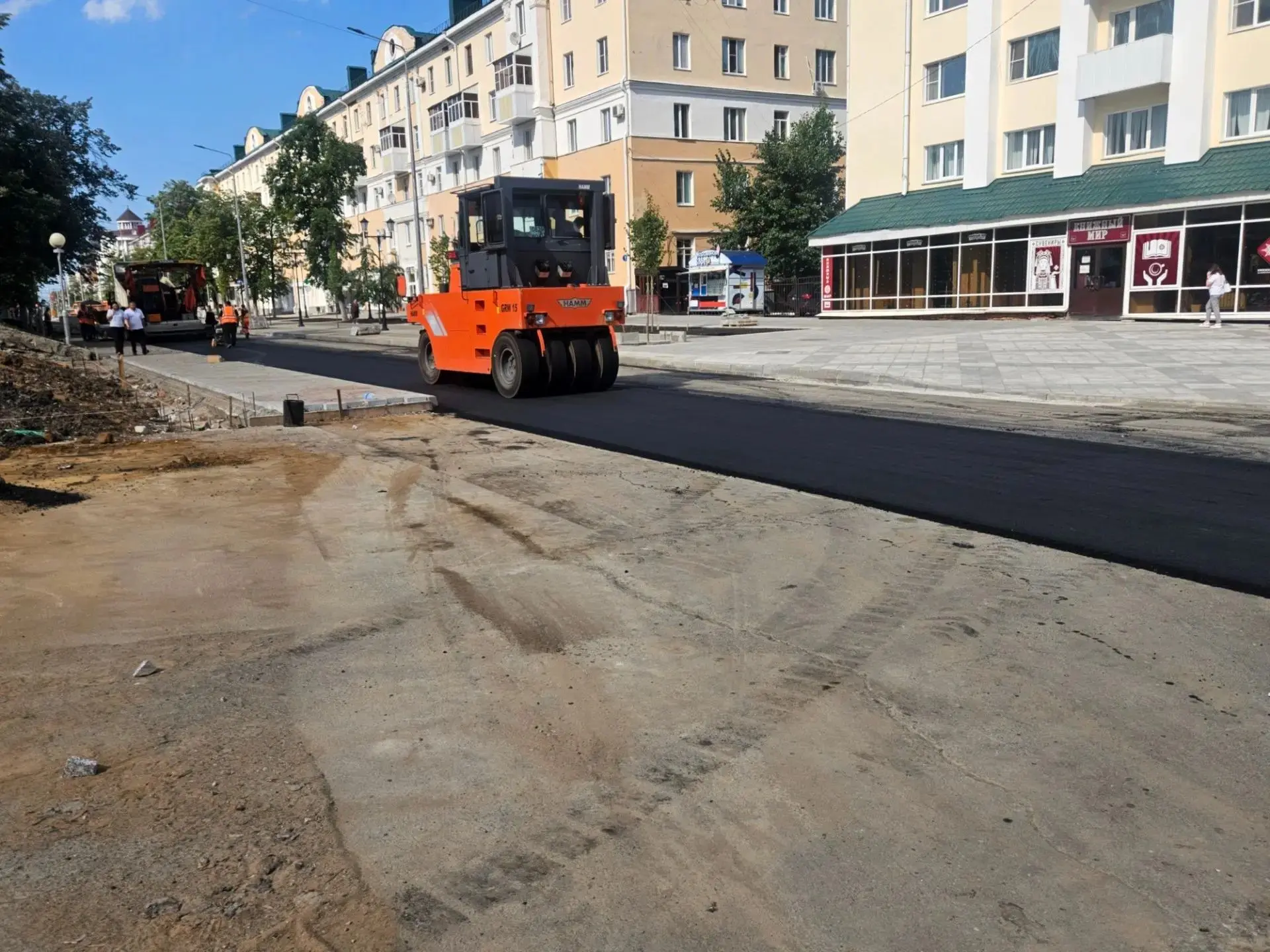 📌 Подрядная организация приступила к укладке асфальтобетонного покрытия на пр. Ленина, на участке о