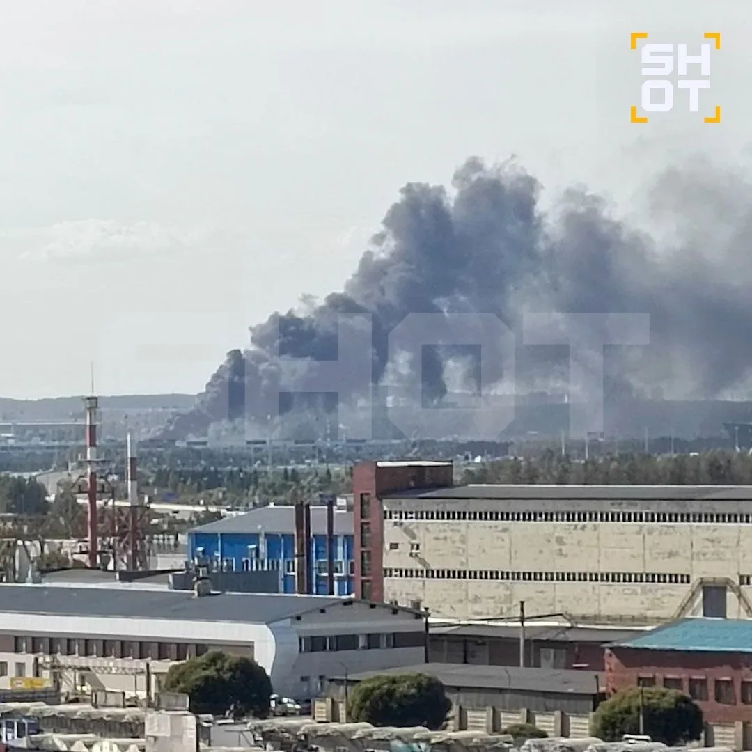 Мощный пожар охватил склад DNS в Екатеринбурге