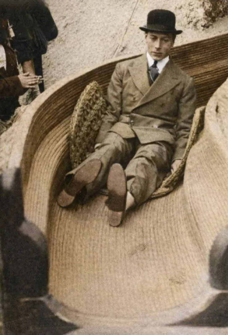 Король Георг VI веселится в 1938 году