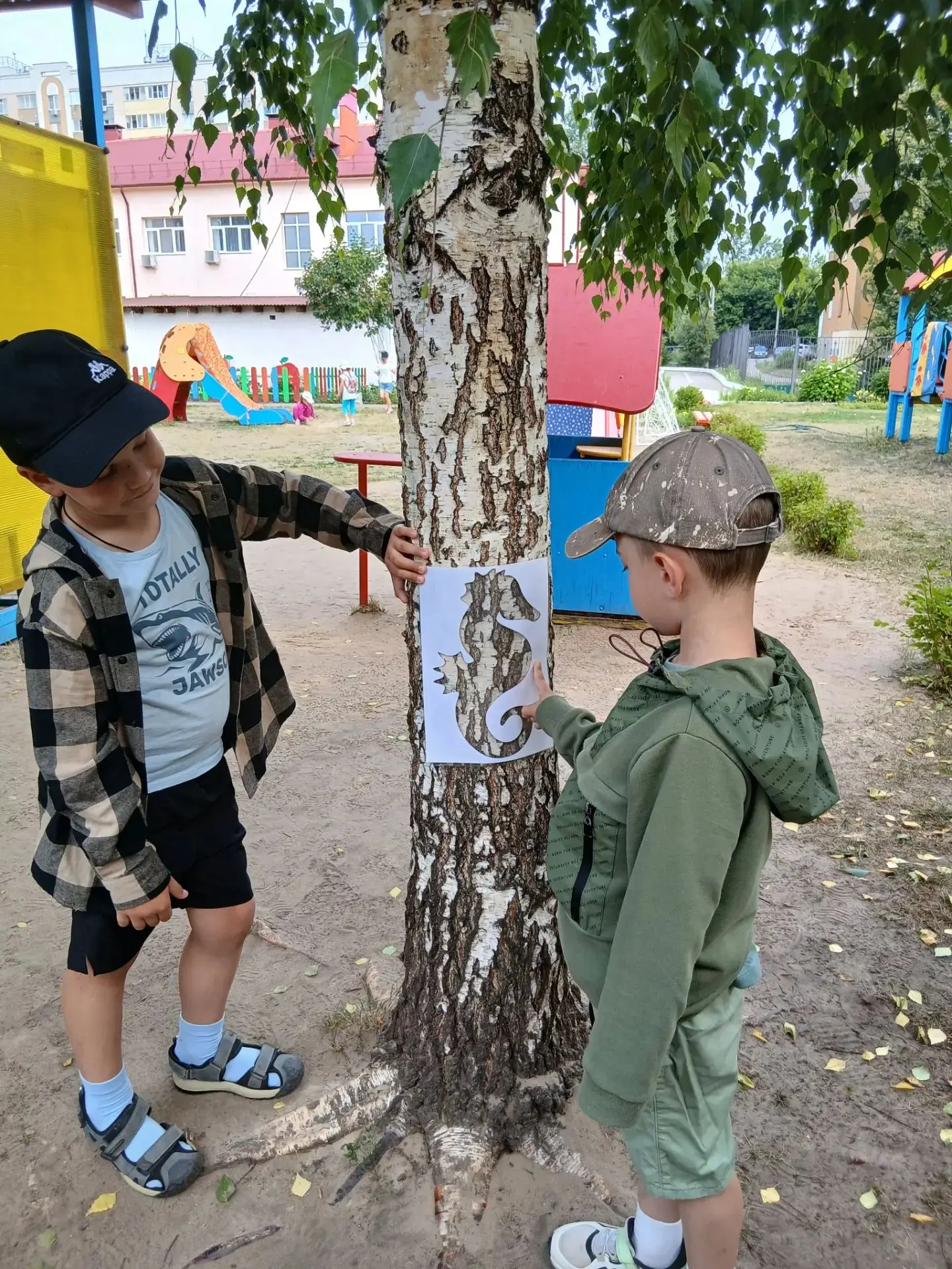 Сегодня ребята  провели необычное наблюдение за природой – через трафарет! Как оказалось, для рисова