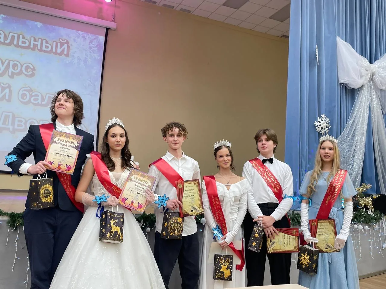 💫В нашей школе блестяще прошел ежегодный «Снежный бал»  💥Яркие наряды, изящные движения и волнующие 