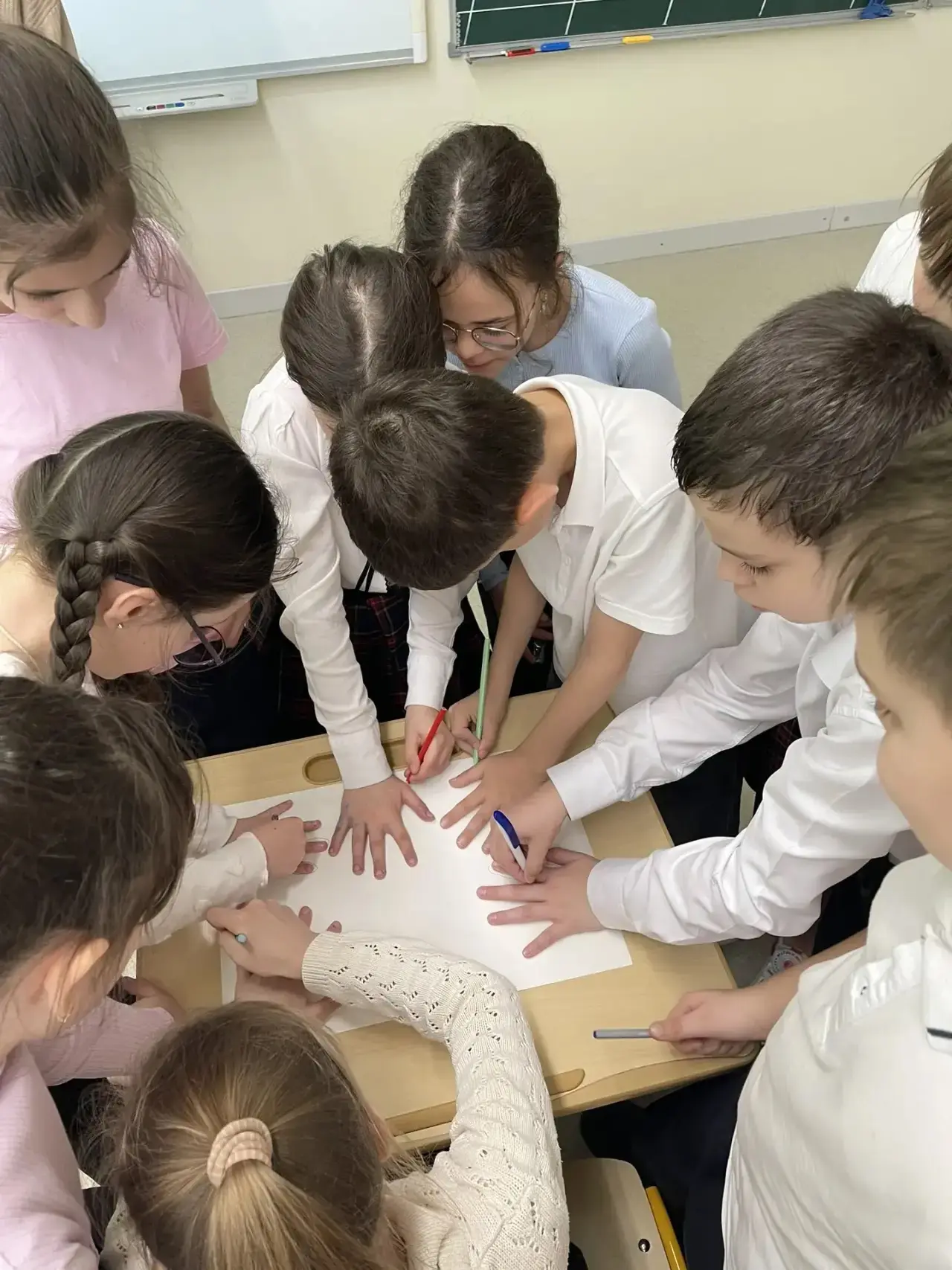 УРОК ПАМЯТИ В 3 «Б» КЛАССЕ: ДЕНЬ ЕДИНЫХ ДЕЙСТВИЙ В ПАМЯТЬ О ГЕНОЦИДЕ СОВЕТСКОГО НАРОДА 🕊️  Вчера, в 