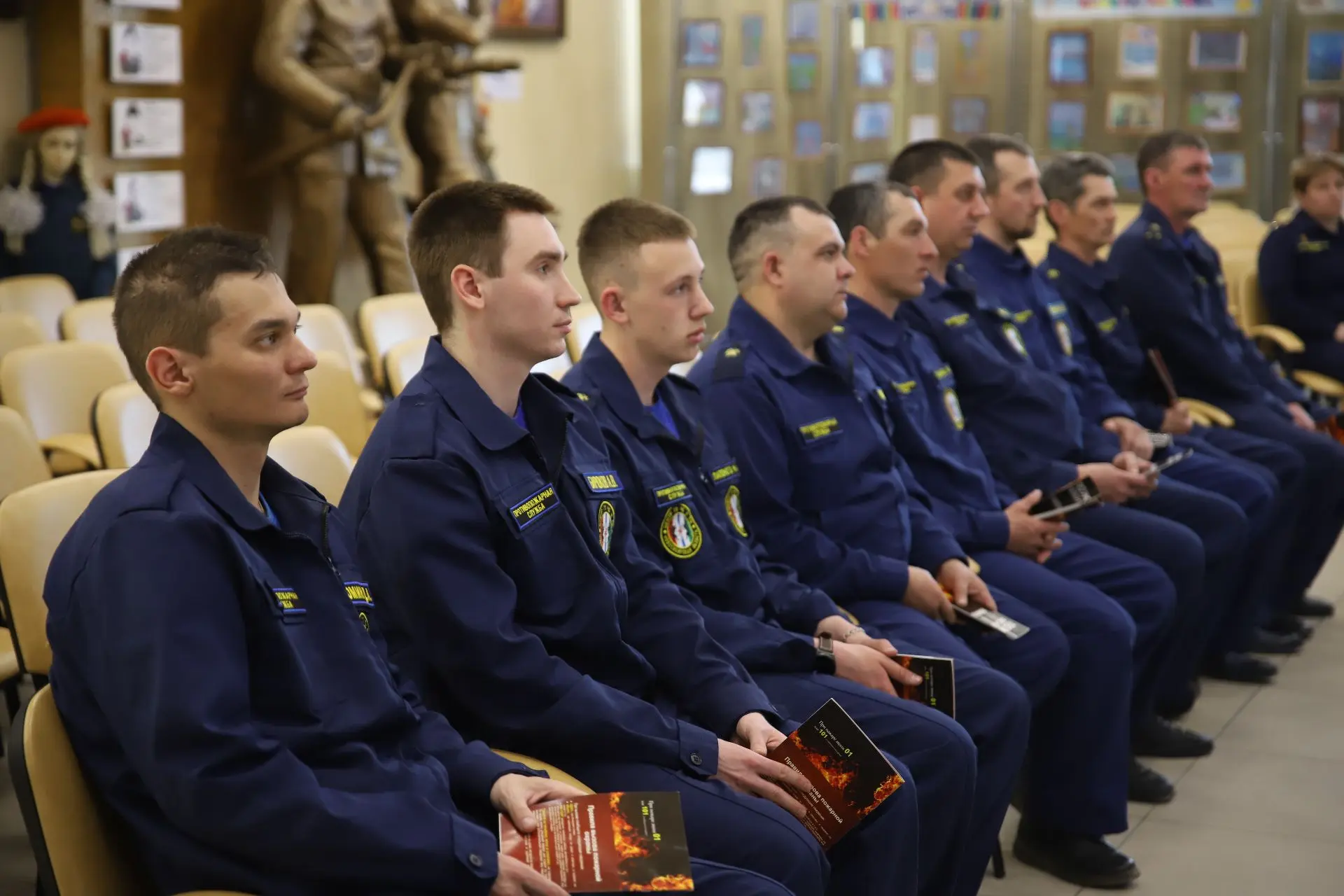 Пополнение в рядах профессионалов🚒   Сегодня на Выставке пожарно-спасательной службы Новосибирской о