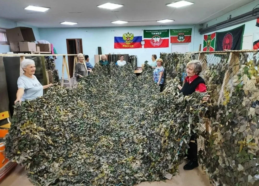 В Заинском районе волонтёры плетут крупногабаритные маскировочные сети по заявкам военн...