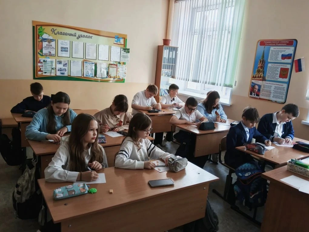 В МАОУ СОШ №5 г. Ишима прошли классные часы и Уроки мужества в честь 81-ой годовщины Победы.  Главны