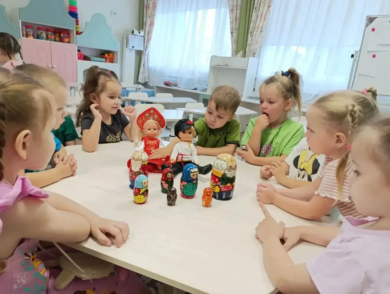 Ребята второй младшей группы знакомились с праздником "День народного единства"