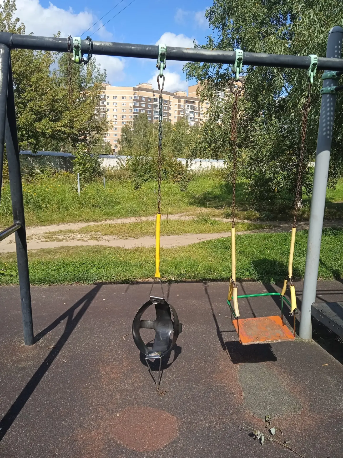 По адресу Бахчиванджи, 5 сломаны качели, - сообщает жительница