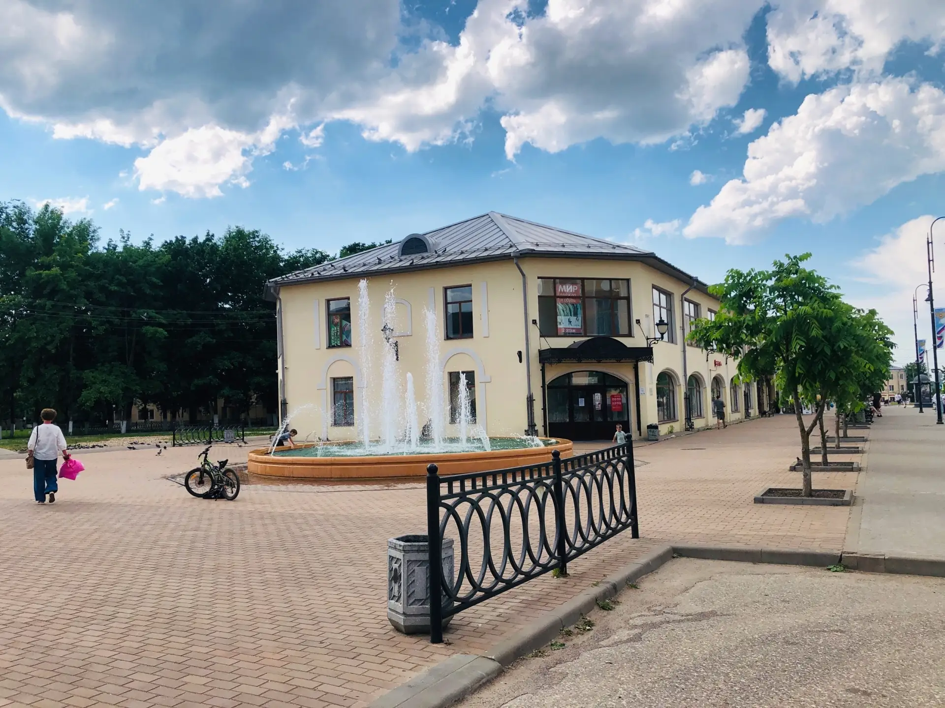 Боровичи. Июнь шагает по городу. Две недели лета уже за спиной.