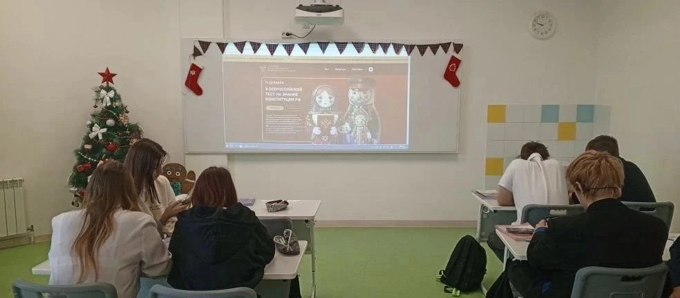 🇷🇺Из рук в руки: первый паспорт в День Конституции🇷🇺  12 декабря торжественное вручение паспортов на