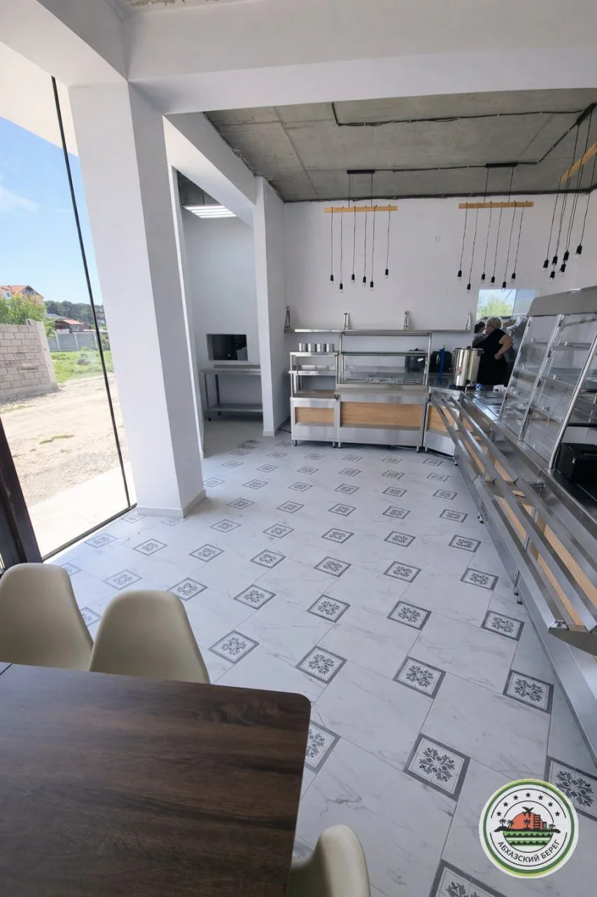 "БЛЭК СИ" отель с бассейном и питанием  📍Лдзаа, ул. Аиааира, 34 🏖 7 минут пешком, сосновый пляж 👥 ра