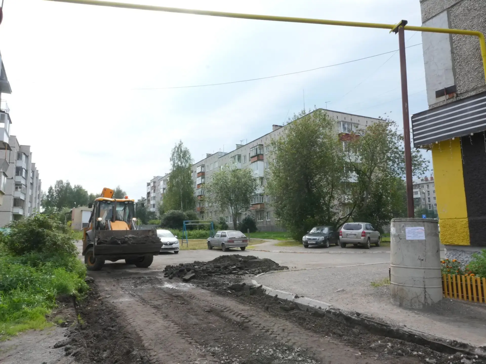 Приступили к ремонту дворового  проезда по ул. Короленко, 10. Планируется уложить 355 к...