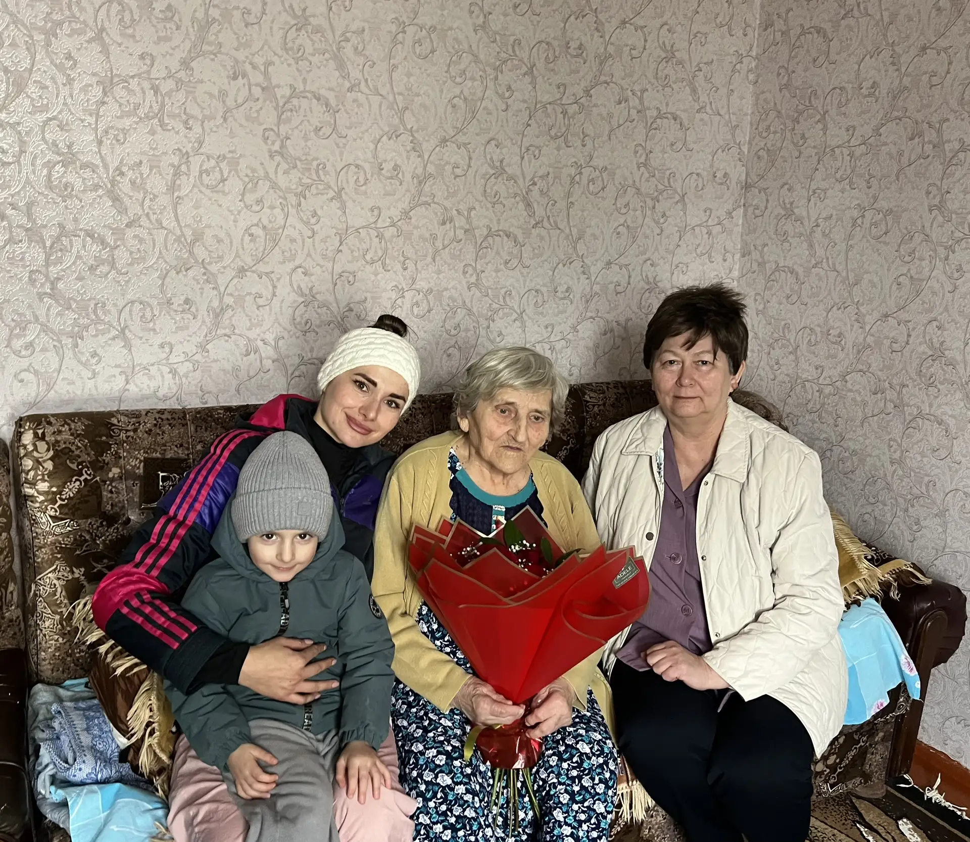 Сегодня исполнилось ровно 90 лет нашей замечательной жительнице поселка Яковенко Тамаре...
