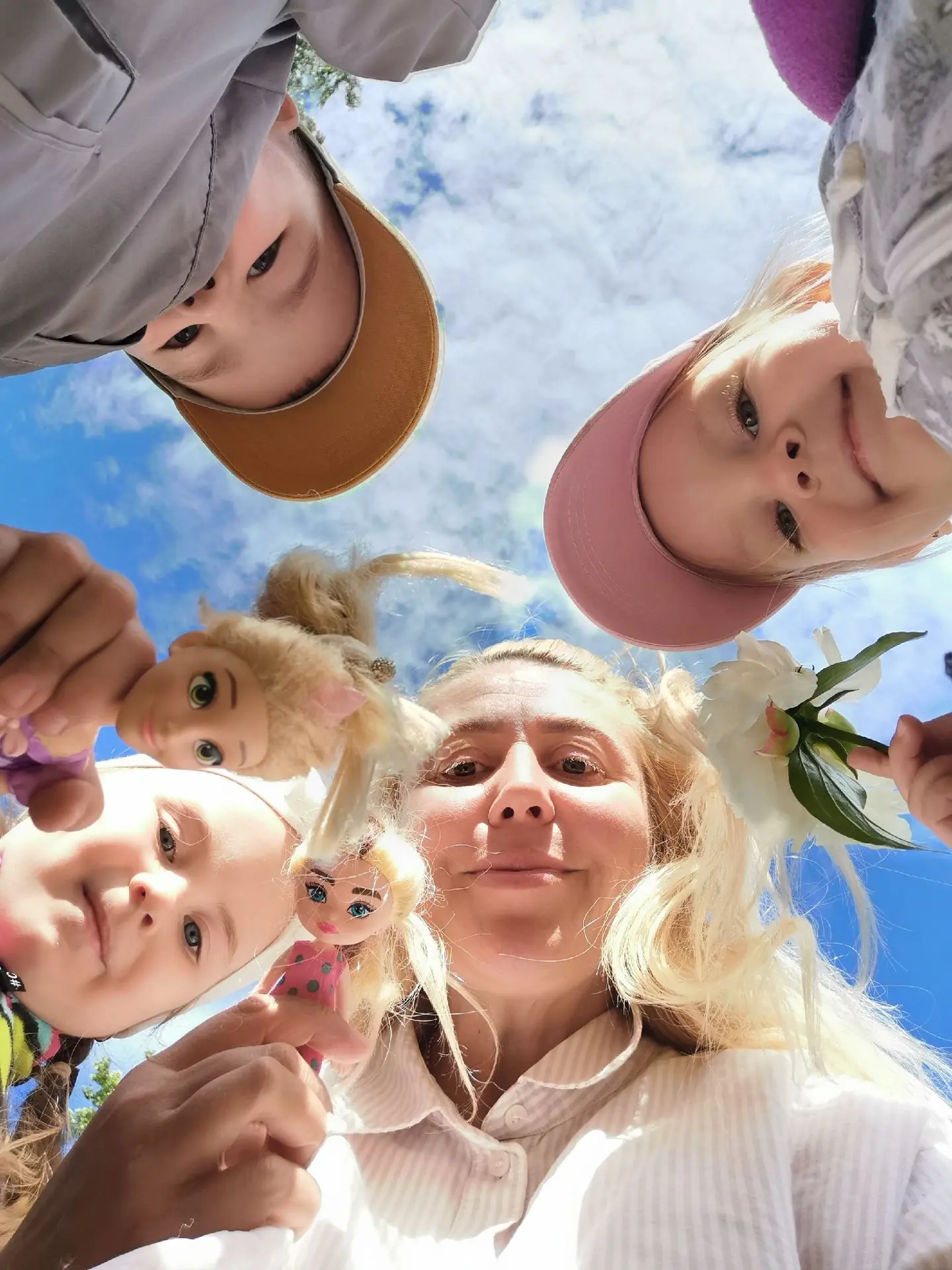 Лето🌼🌼🌼 Красота 🏵🏵🏵
Дети  гуляют, пускают мыльные пузыри, летают на самолёте, наблюдают за обл