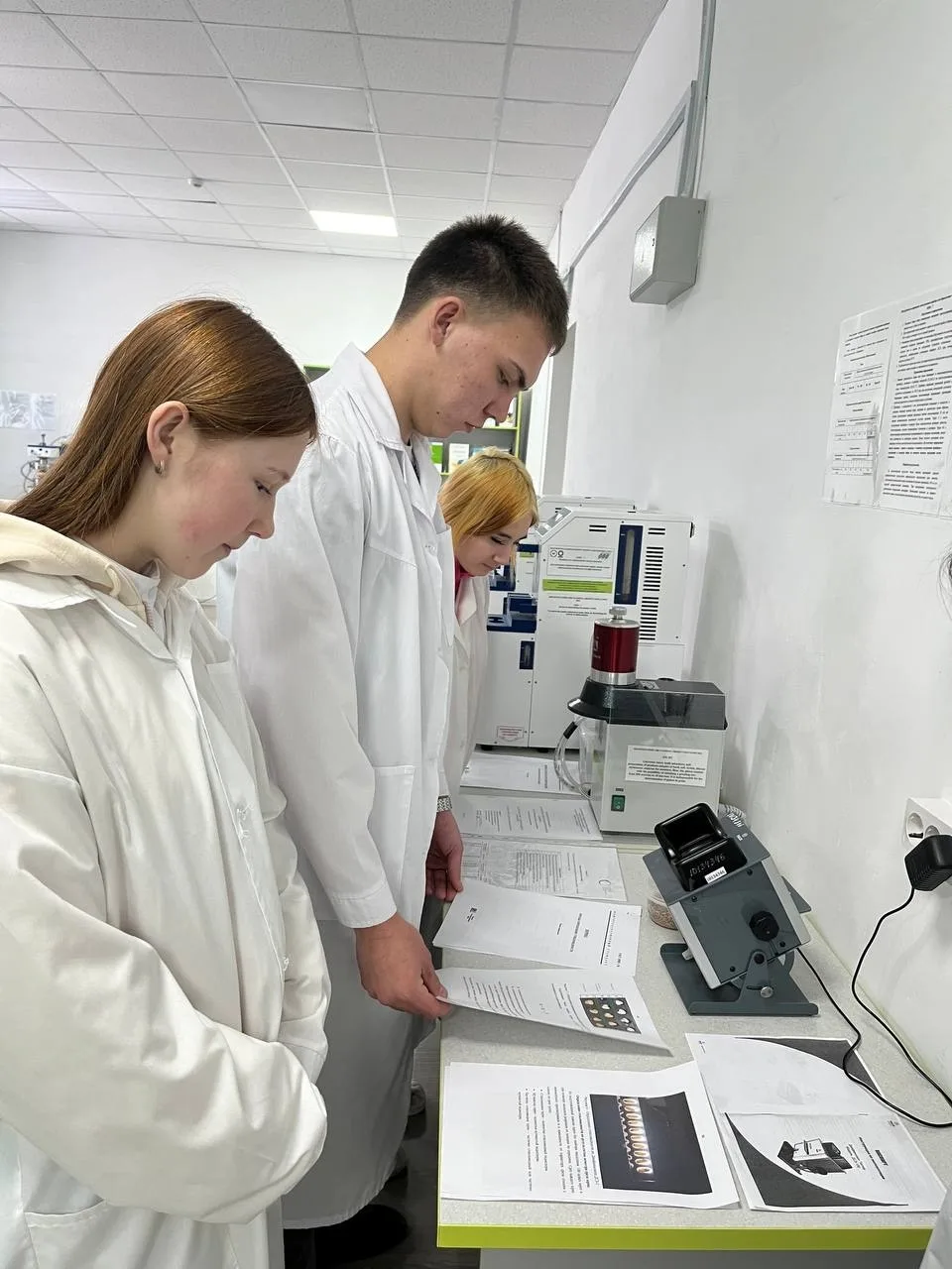 Техник-технолог ведет технологический процесс по хранению и переработке зерна и семян на автоматизир