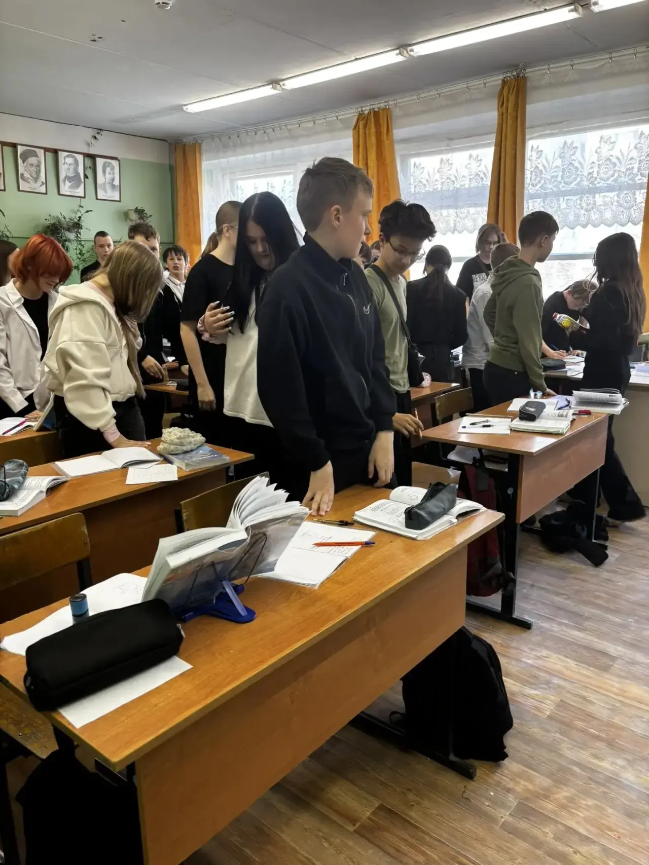 📢 ВНИМАНИЕ!  Ученический совет проводит рейды по проверке сменной обуви! 👟↔🥾  Напоминаем: ношение см