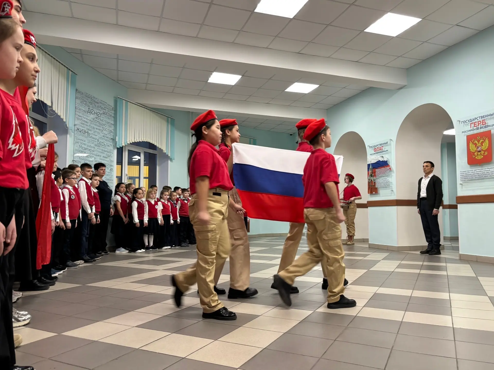 🎉 Почетное право поднять флаг Российской Федерации предоставляется: 🇷🇺  ✅ Ученице 1Г класса Коровайч
