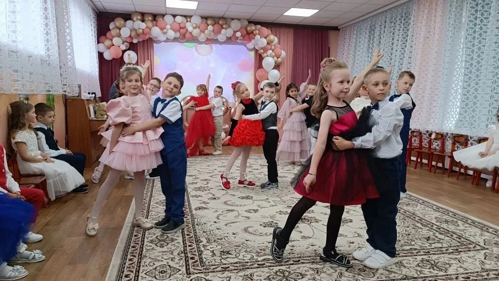 Выпускной в детском саду.
 
Ходили в детский садик мы много дней подряд!
Но время пролетело, и школа