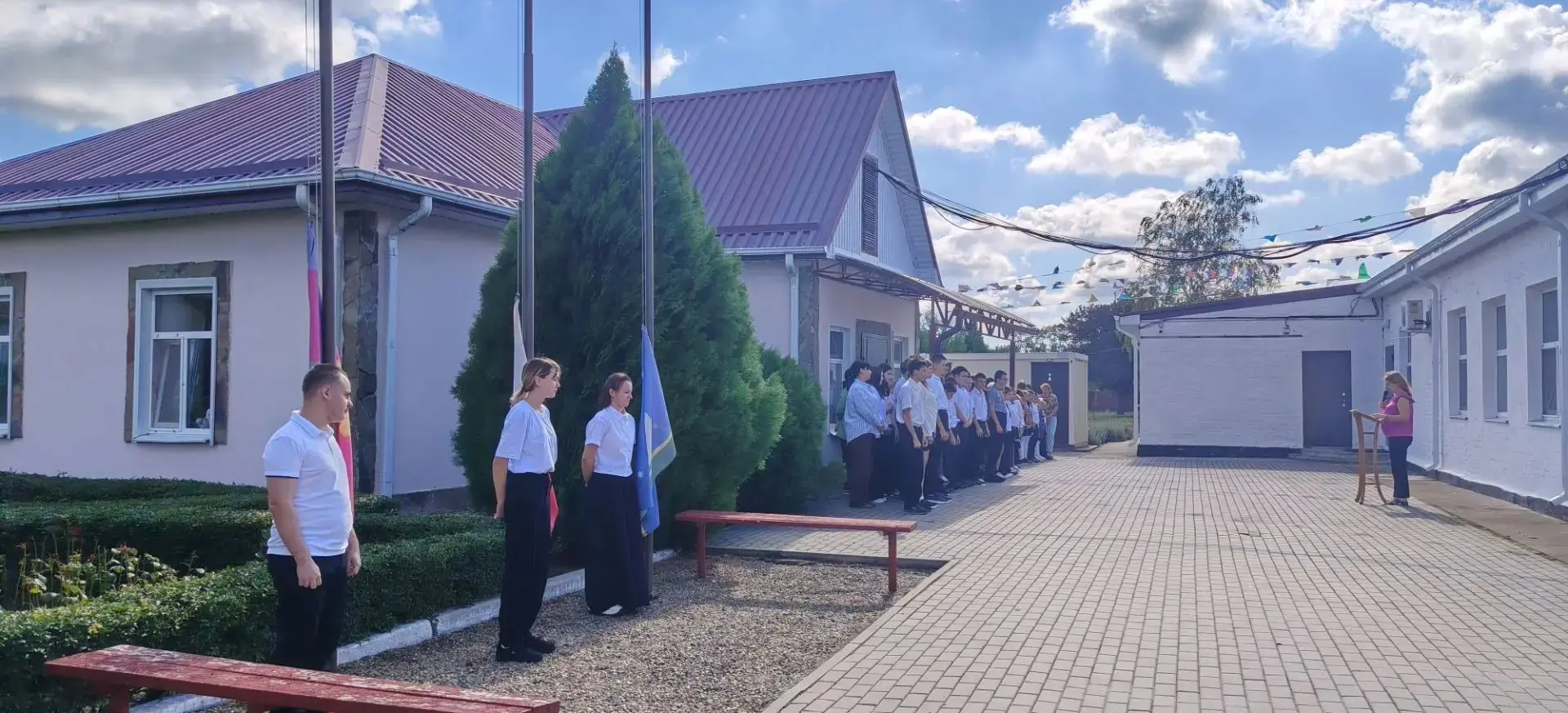 📌📌📌 Новая учебная неделя началась с традиционной торжественной линейки, в ходе котор...