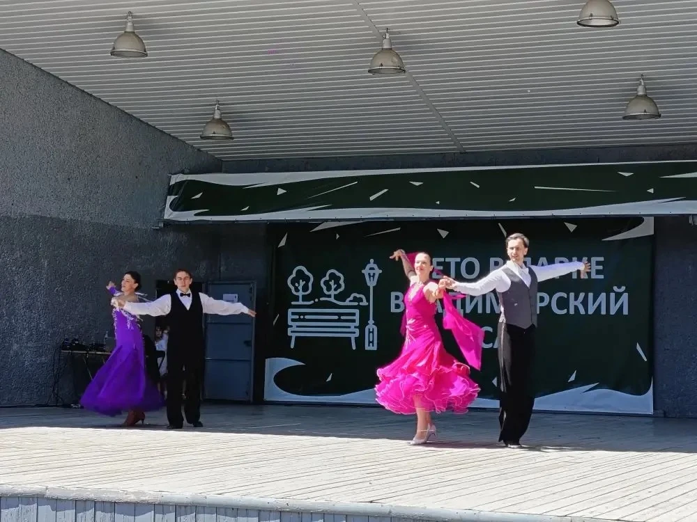 В парке «Владимирский сад» проходит концертно-игровая программа «Вместе мы едины», посвященная празд