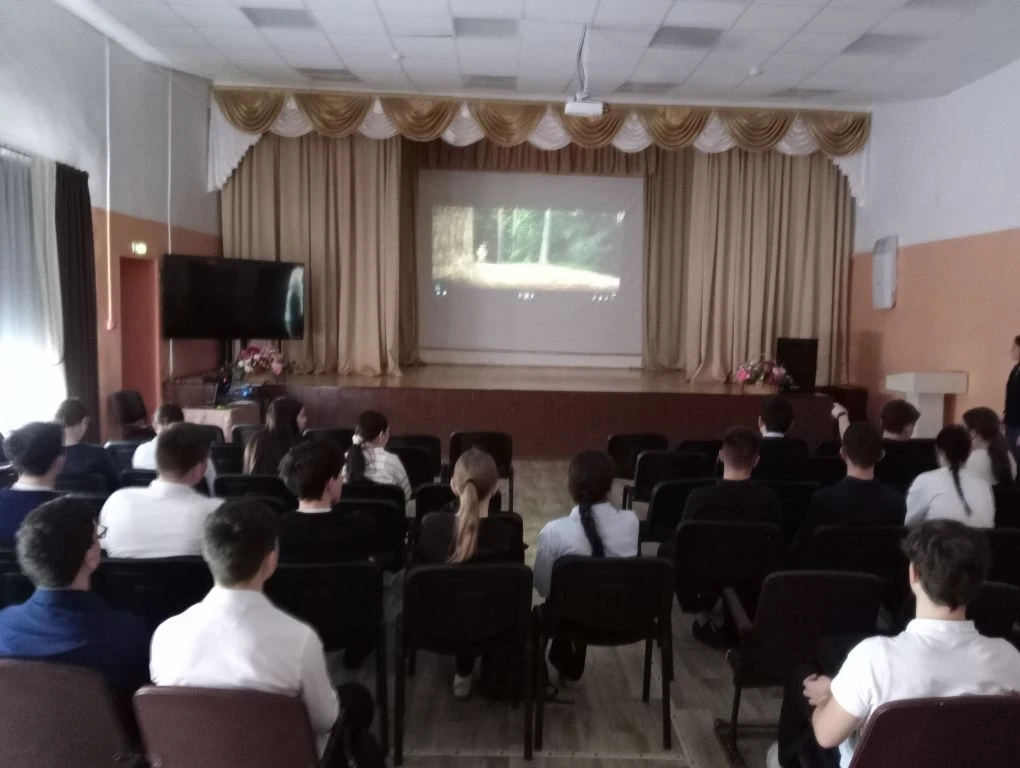 11 апреля  мы побывали в СОШ №2 с фильмом "Мой дед". Фильм рассказывает 
о 12-летнем сироте Ване, ко