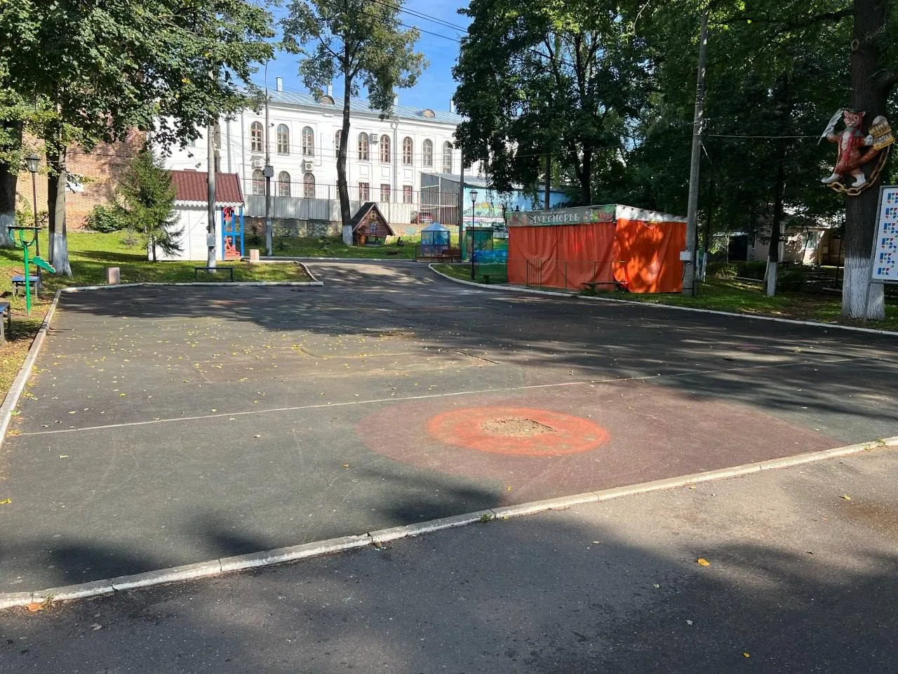 В парке «Аполло» приступили к созданию новой детской площадки — её возведут возле входа...