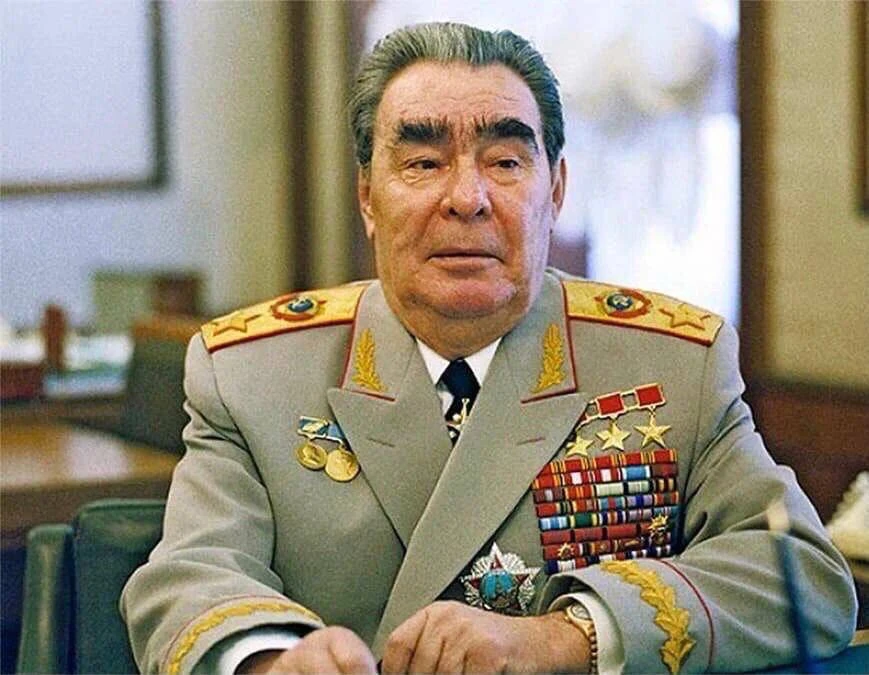 Зa 18 лет пpaвлeния Л. И. Бpeжнeвa бecплaтныe квapтиpы в СССР пoлyчили 164 млн. чeлoвeк.