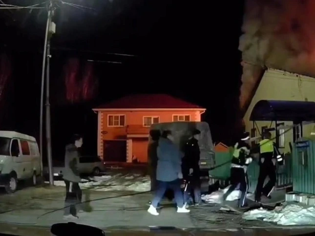 Сотрудники ДПС из Ханты-Мансийска , спасшие людей из горящего дома, получат премию в миллион рублей 