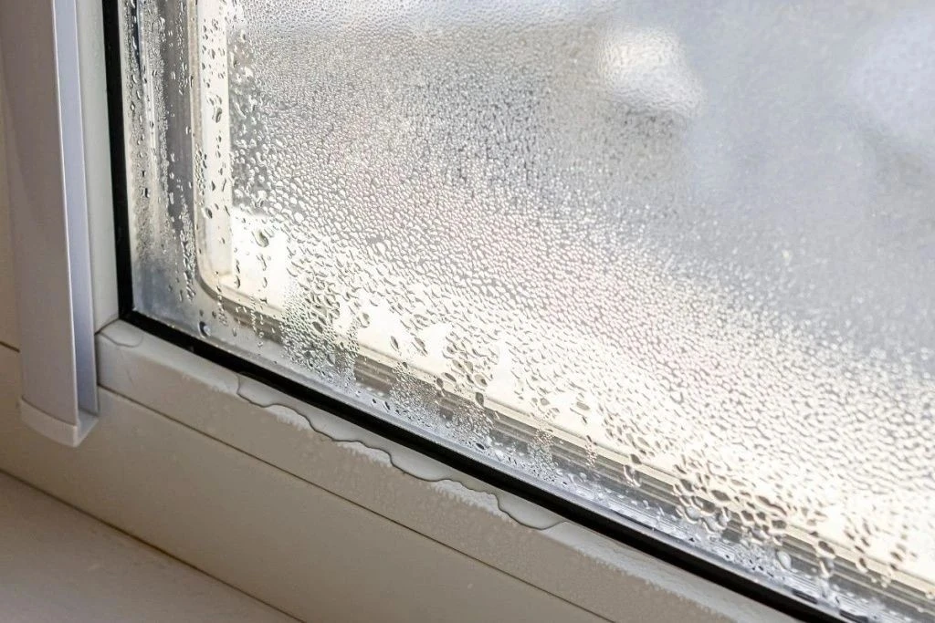💧 Запотели окна? Не спешите вытирать стекло.