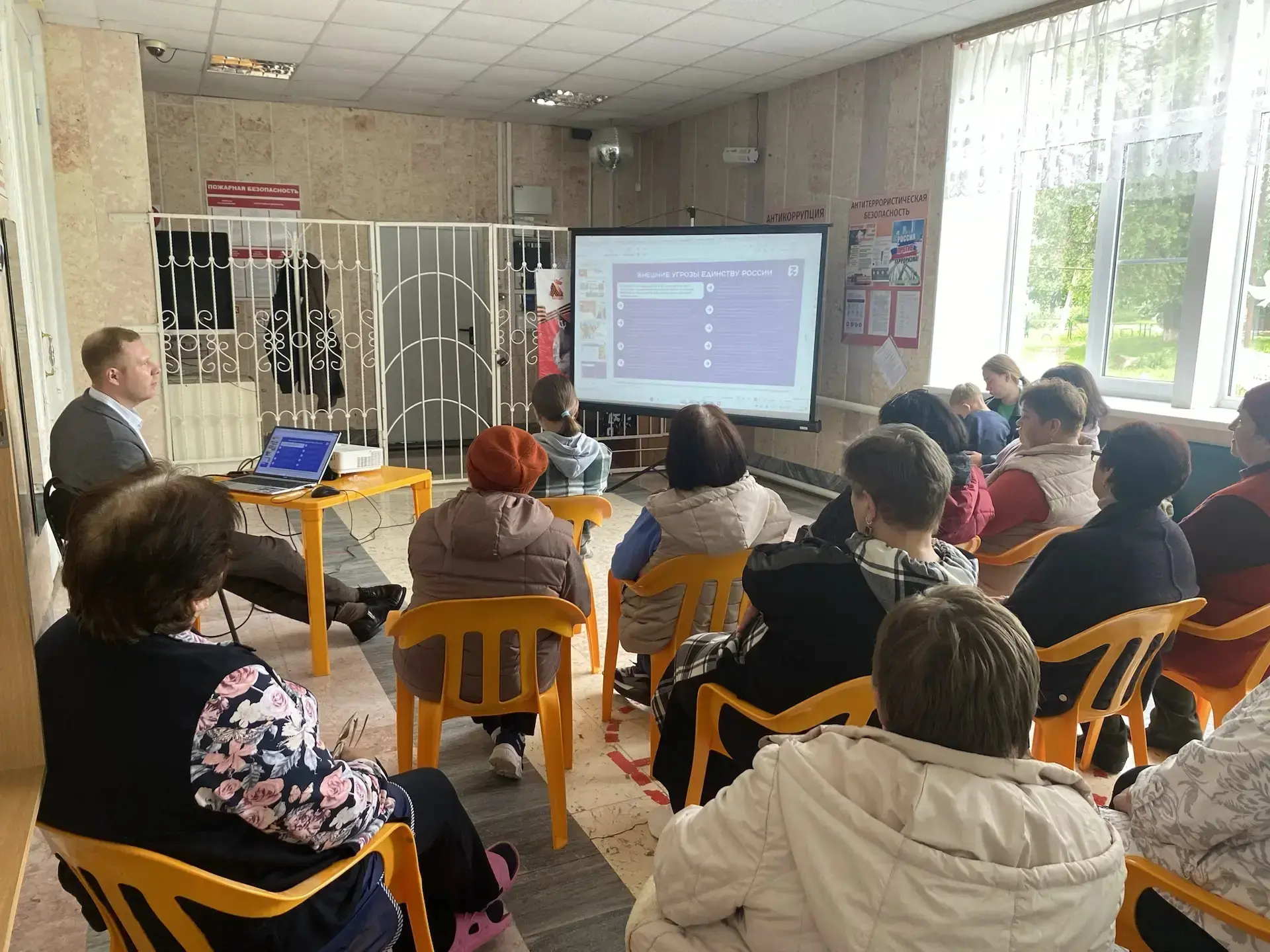 Информ-час «В единстве народов сила России».
 
Мероприятие  провёл  Алексей Ярошенко - политолог, по