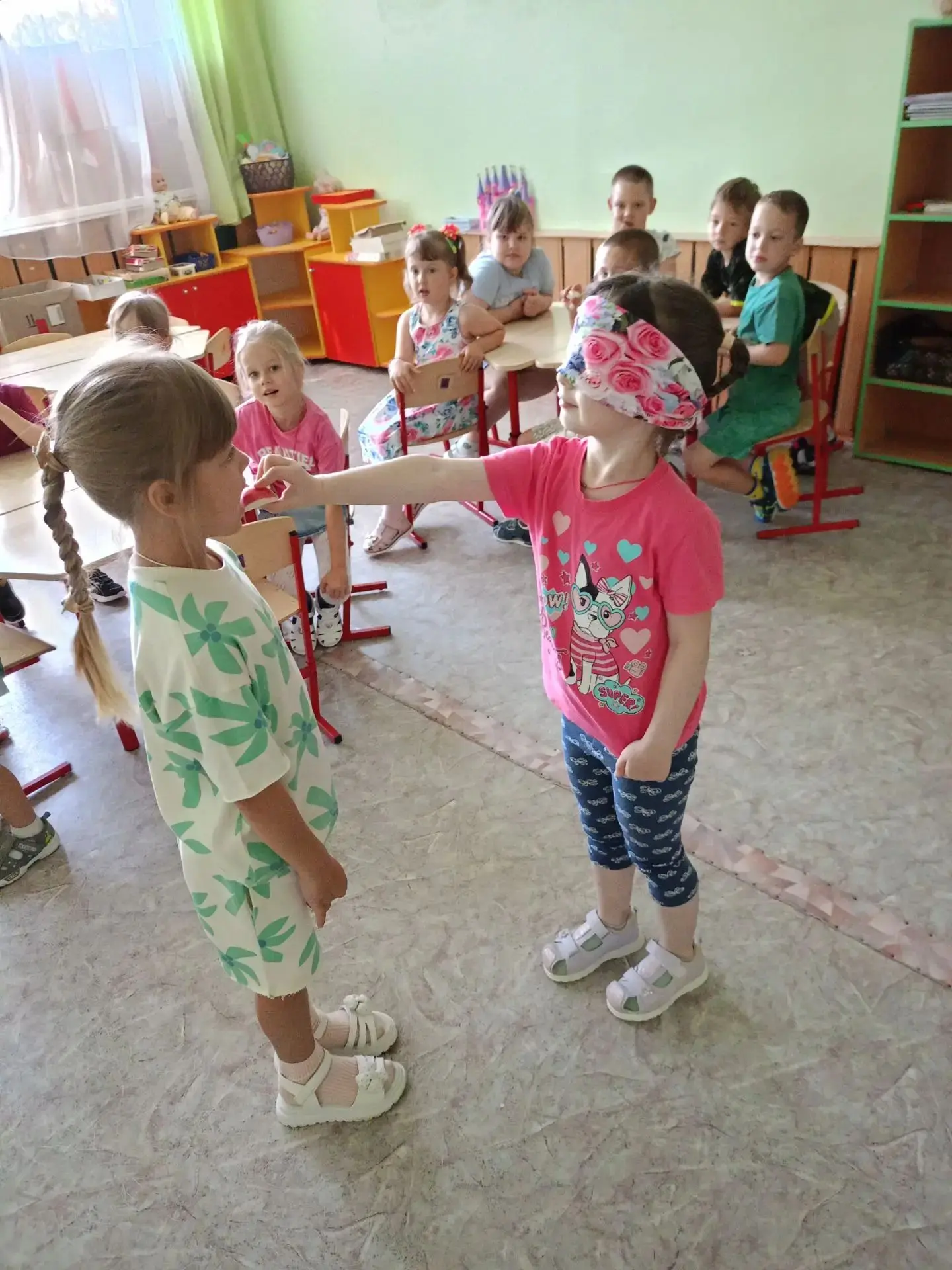 В старших  и средних групппах детского сада прошла увлекательная беседа на тему «Яблочн...
