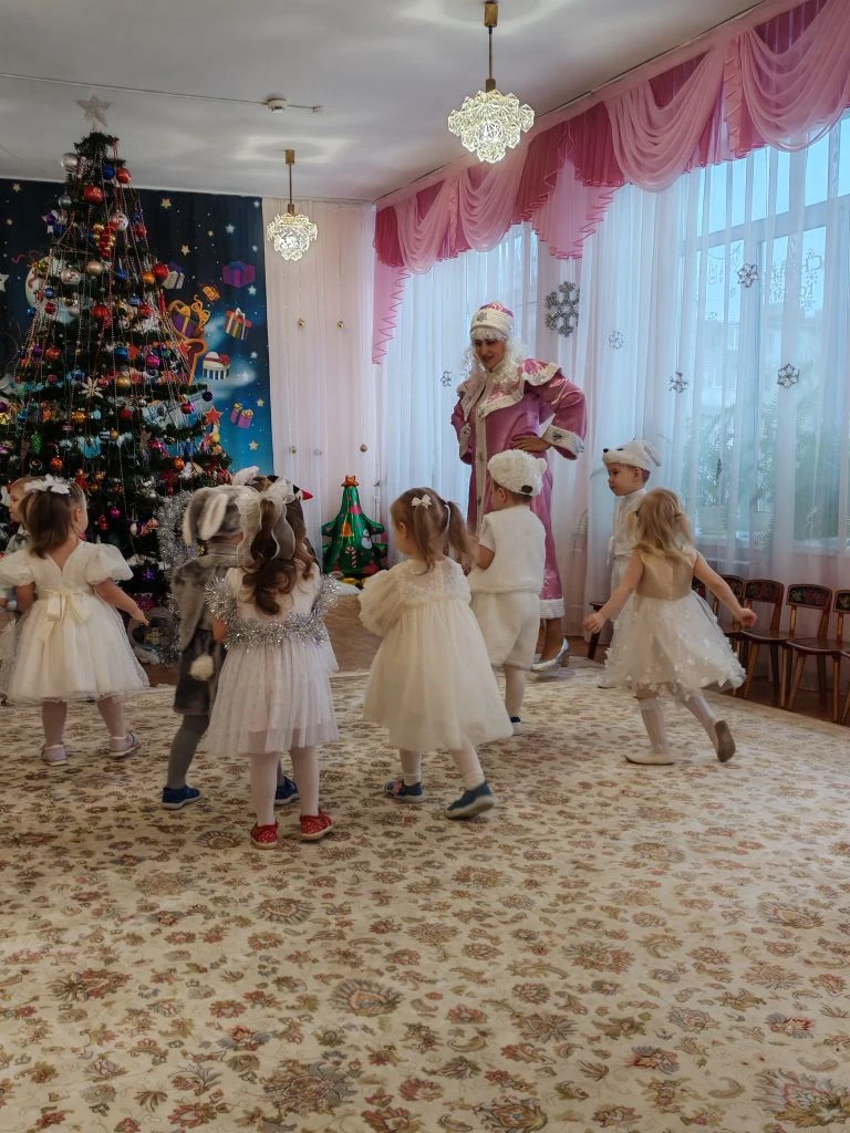 С Новым годом! С Новым годом! Поздравляем всех ребят. Пусть для нас сверкает елка, Песн...