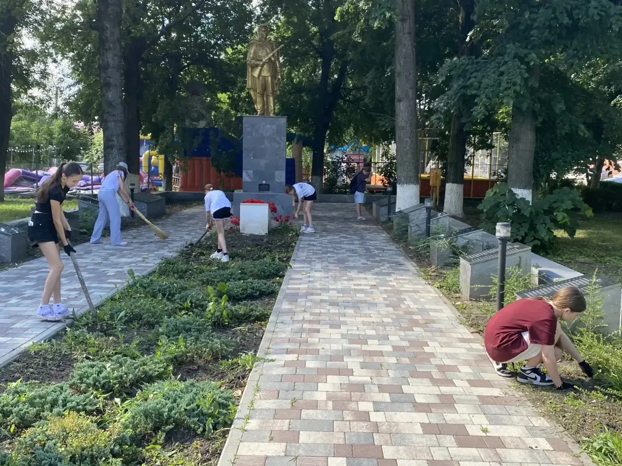 Учащиеся школы №29 навели порядок у Вечного огня в станице Новотитаровской

В станице Новотитаровско