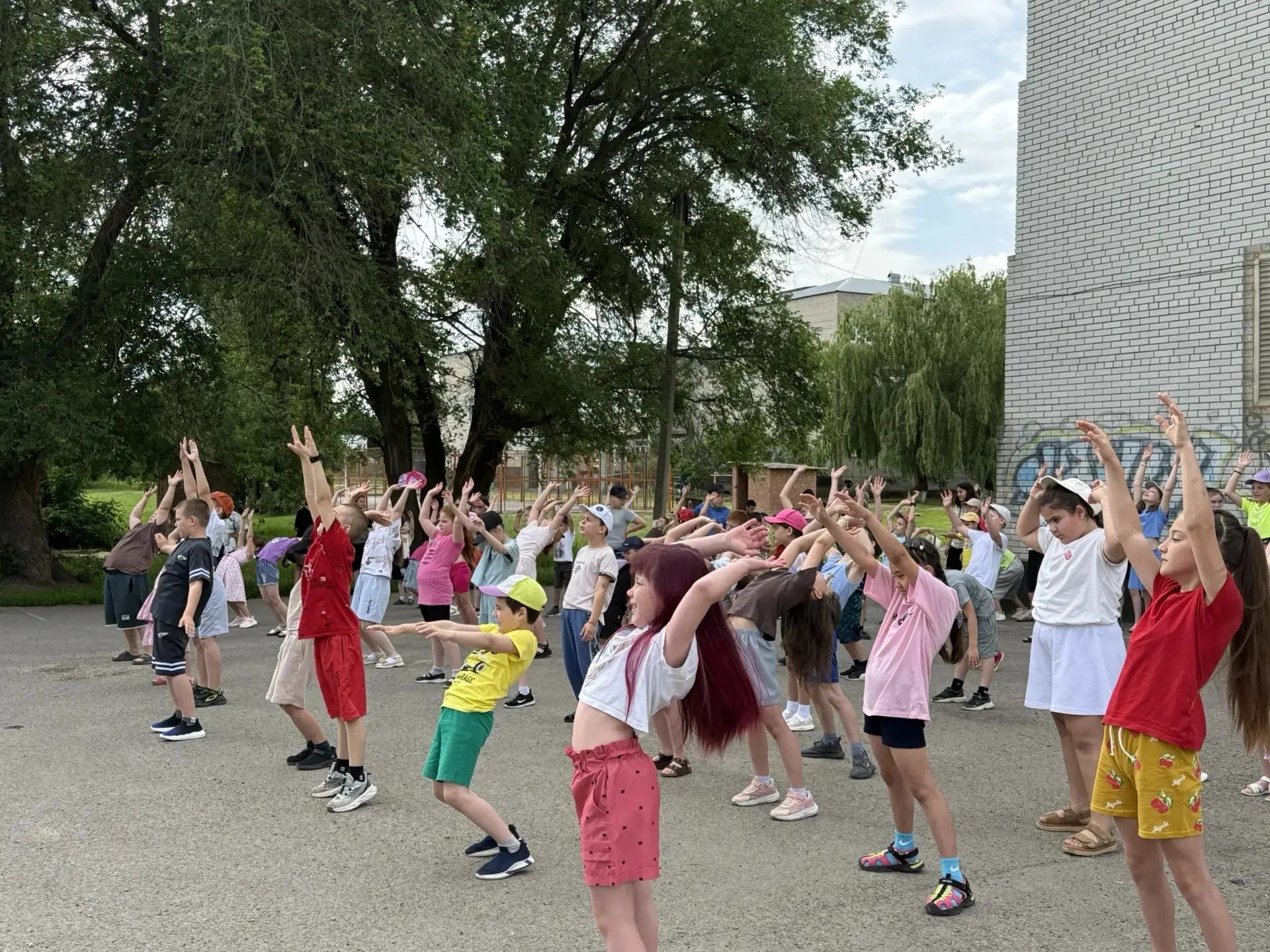 🌞День в лагере «Солнышко»начался с бодрой зарядки на свежем воздухе. Дети активно участвовали, заря