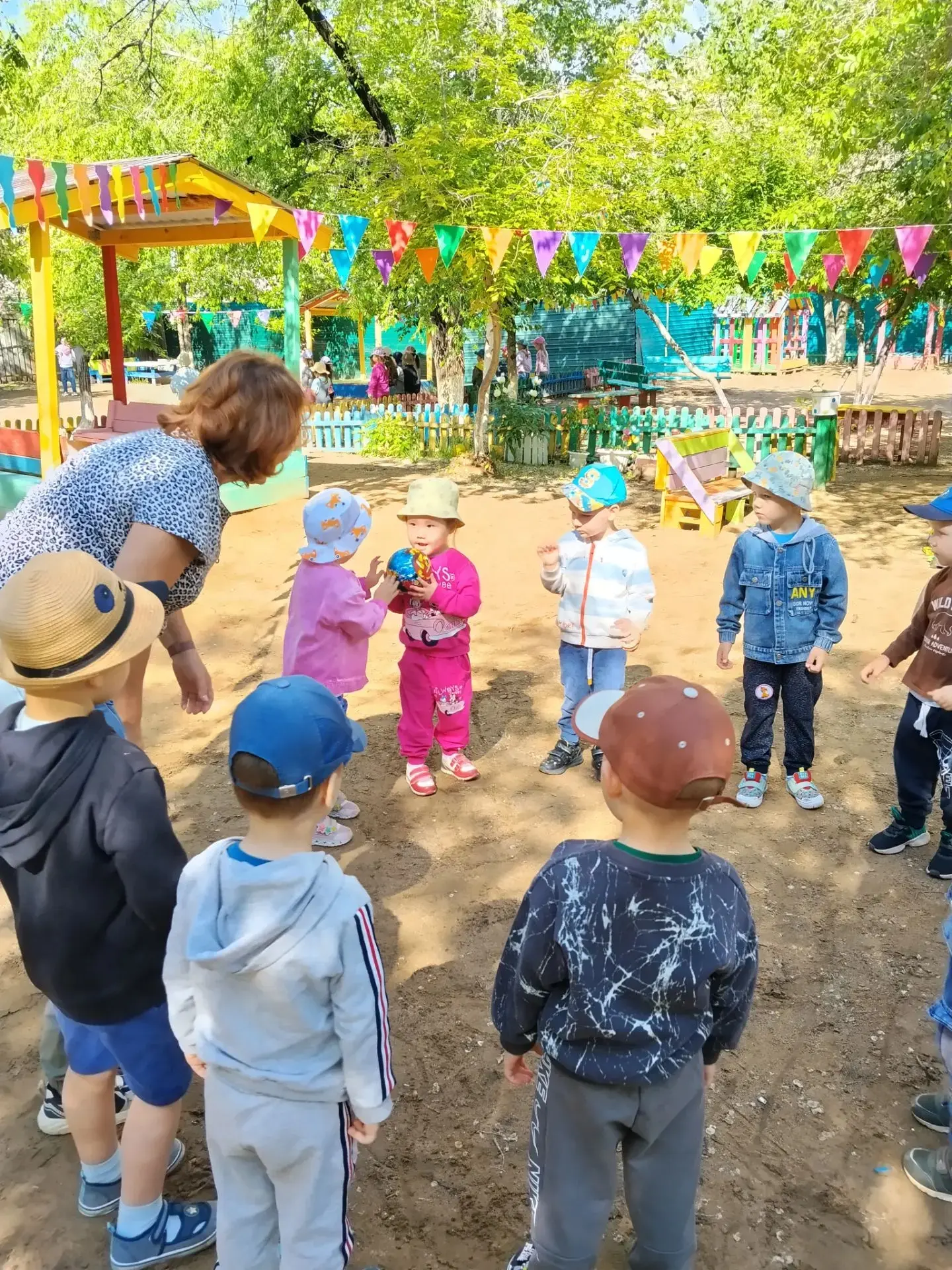 Сегодня нас погода радует😊 и мы продолжаем наш фестиваль "дворовых игр"🤾‍♀️ Дети с удовольствием и